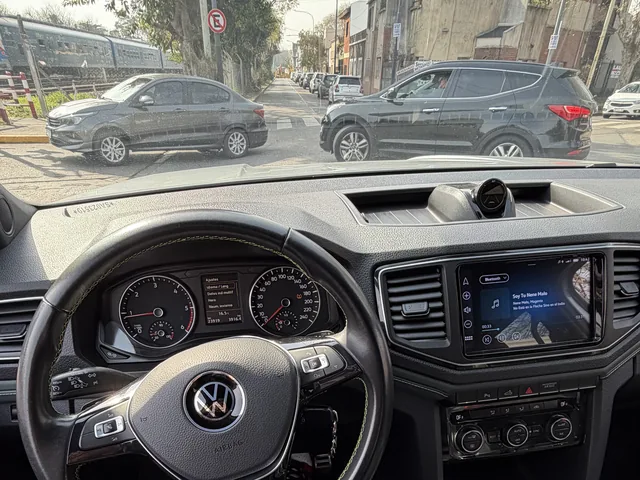 Vista desde el asiento del conductor durante la prueba de manejo de una Volkswagen Amarok
