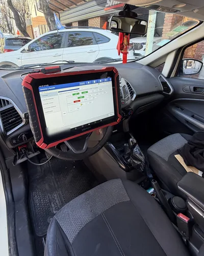 Escáner Launch sobre el volante de una Ford EcoSport 2016