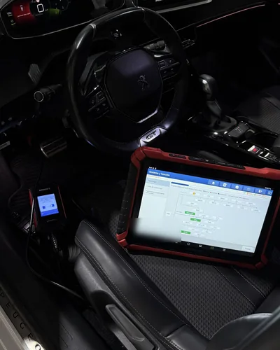 Escáner Launch leyendo los módulos de un Peugeot 208 2021