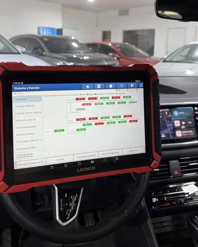 Pantalla del escáner con la topología de módulos de un Volkswagen 2023, con algunos en rojo